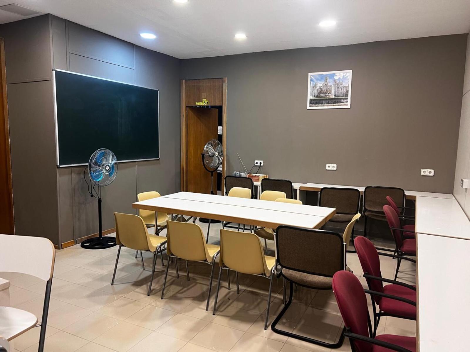 Hostel Estrella 20 มาดริด ภายนอก รูปภาพ