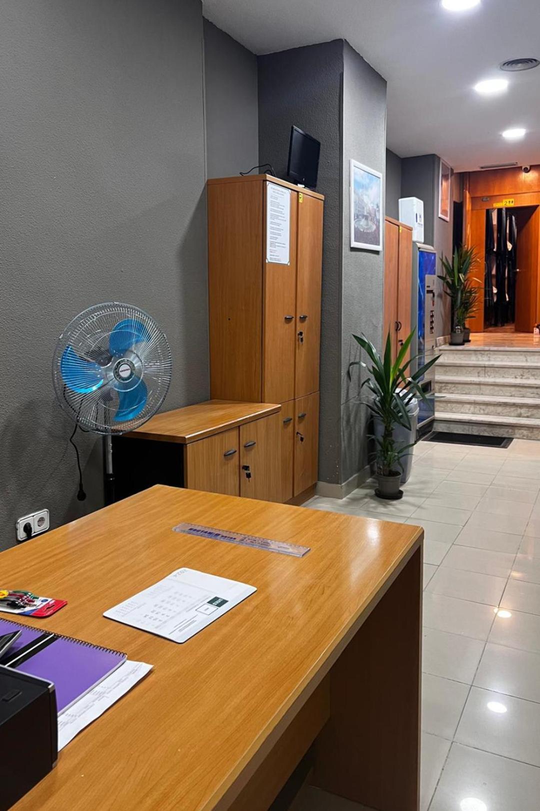 Hostel Estrella 20 มาดริด ภายนอก รูปภาพ